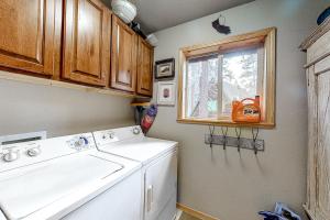 a washing machine in a kitchen with a window at Berg Hytte in Soda Springs