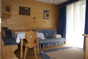 ein Kinderschlafzimmer mit einer Holzwand in der Unterkunft Appartementanlage Bach in Bad Kleinkirchheim