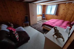 a room with a bedroom with a bed and a couch at 2. Zimmer im Nü-Hus in Arosa