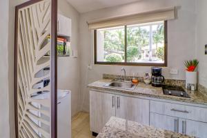 a kitchen with a sink and a window at Club Voca #6 in Coco