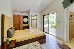 a bedroom with a large bed and a bathroom at Club Voca #6 in Coco