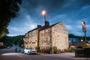 un edificio con una luz de la calle encima en The Old Bell Inn, en Oldham