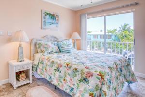 a bedroom with a bed and a large window at Marathon Memories in Marathon +15 photos