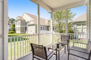 - une terrasse couverte avec 2 chaises et une table dans l'établissement Bayside Resort --- 31527 Winterberry, à Selbyville