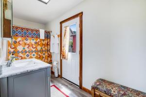 un bagno con lavandino e specchio di Sea Gate a Westport Altre 30 foto
