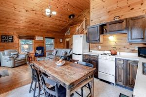 eine Küche und ein Wohnzimmer mit einem Tisch in einer Hütte in der Unterkunft The Pinecone in Winthrop