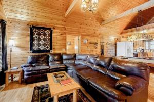 uma sala de estar com um sofá de couro e uma mesa em Hills Hideaway em Sevierville