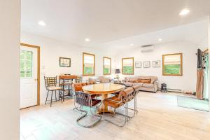 una sala de estar con una mesa y sillas en Lake Shore Living, en Falmouth