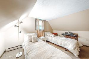 Un dormitorio con dos camas en un ático. en Lake Shore Living, en Falmouth