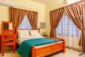 um quarto com uma cama e 2 janelas grandes em Posh 7 BHK at BELLJEM Homes in Thrissur city em Thrissur