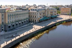 Vaade hotelli lähedal voolavale jõele