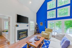 uma sala de estar com uma parede azul em Hidden Haven em Mineral