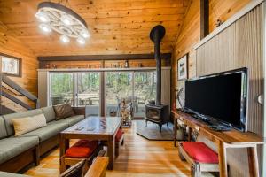 TV a/nebo společenská místnost v ubytování 6 Cluster Cabin