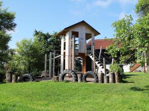 ein kleines Gebäude mit Reifen davor in der Unterkunft Haslacher Hof in Waging am See