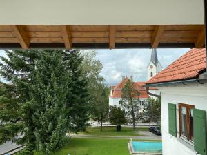 vista di una chiesa dall'interno di un edificio di Gasthof Rössle a Sulzberg