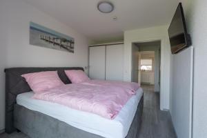 Postel nebo postele na pokoji v ubytování Ferienhaus 4827 in Tossens