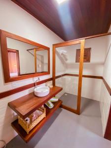 uma casa de banho com um lavatório e um espelho em UMAMI RESIDENCE em Icaraí