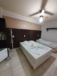 - une chambre avec 2 lits et un ventilateur de plafond dans l'établissement Princesa do Vale Hotel, à Aparecida