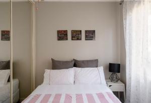 Uma cama ou camas num quarto em Top Mosman Location
