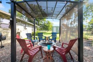 patio z krzesłami i stołem z kominkiem w obiekcie Wine’D Up w mieście Fredericksburg