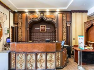 a courtroom with a podium in a building at قصر الحمراء للأجنحة الفندقية in Riyadh