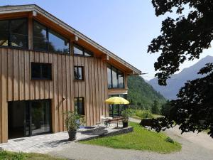 una casa con una mesa y una sombrilla delante de ella en Inntalblick, en Nussdorf am Inn