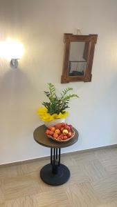 un tavolo con un cesto di frutta e uno specchio di Villa Vera a Ora/Auer