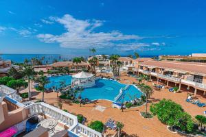 una vista aérea de un complejo con piscina en Las Américas Garden en Playa de las Americas