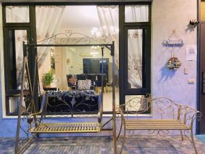 a room with two benches and a window at 花蓮漫漫時光電梯包棟民宿 in Hualien City