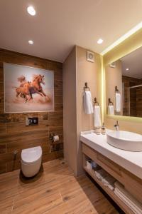 La salle de bains est pourvue d'un lavabo et de toilettes. dans l'établissement Riva's Moda, à Istanbul