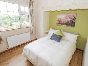 En eller flere senge i et værelse på Clodagh's Cottage