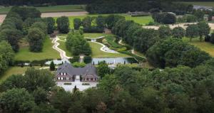 an aerial view of a large house with a driveway at Landhuis Hotel de Hilkensberg in Broekhuizen