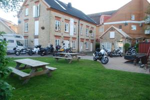 un grupo de motocicletas estacionadas frente a un edificio en Åhus B&B och Vandrarhem en Åhus