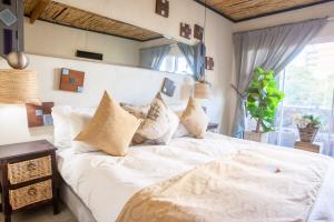 Postel nebo postele na pokoji v ubytování Bedrock Executive Studio Sea Facing