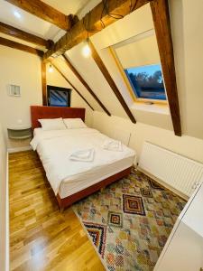 Un pat sau paturi într-o cameră la Vila Montana Valiug
