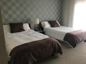 ein Hotelzimmer mit 2 Betten und einem Fenster in der Unterkunft 3/4 Villa at Provident Doral in Miami