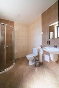 A bathroom at Hotel Terra Még 5 kép