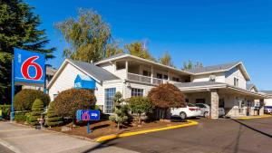 a house with a sign in front of it at Motel 6 Portland Mall - 205 in Portland