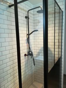 a glass shower with two shower heads at Lait & Lit in Triqueville