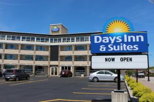 un día la posada y las suites firman frente a un aparcamiento en Days Inn & Suites by Wyndham North Bay Downtown, en North Bay