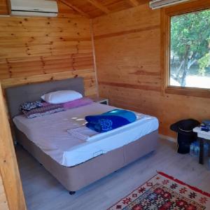 מיטה או מיטות בחדר ב-Caunos bungalow