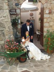 a man standing next to a bride in a wedding dress at Casa Marina, Cilento Appartamento Indipendente in Ceraso