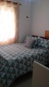 Schlafzimmer mit einem Bett und einem Fenster in der Unterkunft White Sands shared apartments in Punta Cana