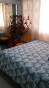 1 dormitorio con 1 cama con edredón azul y blanco en White Sands shared apartments, en Punta Cana