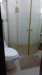 y baño con aseo y ducha acristalada. en White Sands shared apartments, en Punta Cana