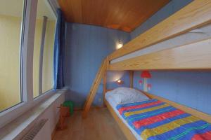 Dormitorio pequeño con litera y ventana en Apartment 217, en Hohegeiss