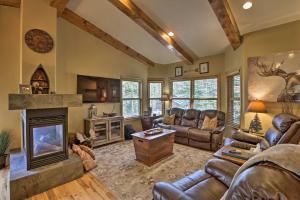 sala de estar con muebles de cuero y chimenea en Family-Friendly Grand Lake House with Hot Tub! en Grand Lake