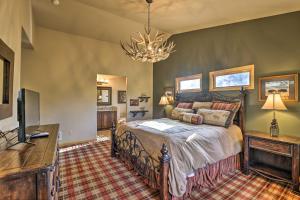 1 dormitorio con 1 cama y TV de pantalla plana en Family-Friendly Grand Lake House with Hot Tub! en Grand Lake