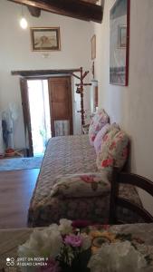 A bed or beds in a room at La Sorpresa Di Civita