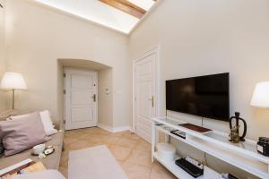 TV a/nebo společenská místnost v ubytování Roma Apartment - LoftAffair